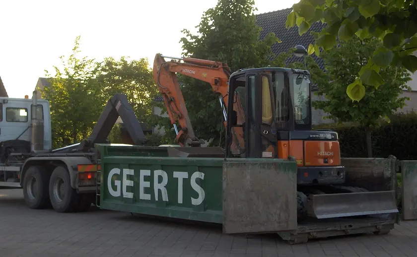 Graafkraan op een dieplader van Geerts