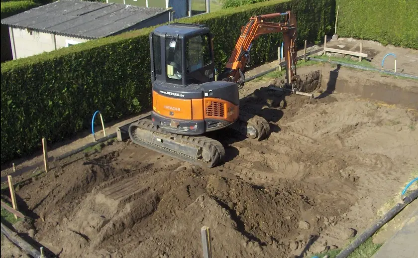 Graafkraan bij grondwerken in een tuin