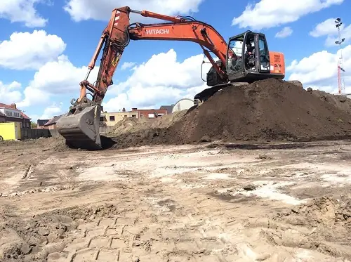 Graafkraan bij graafwerken naast het stadion van KRC Mechelen