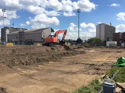 Bouwput voor een appartementencomplex aan KRC Mechelen