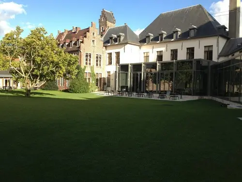 Binnentuin met gazon bij Martin's Klooster Hotel
