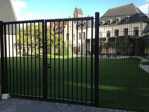 Poort naar de tuin van het Klooster Hotel