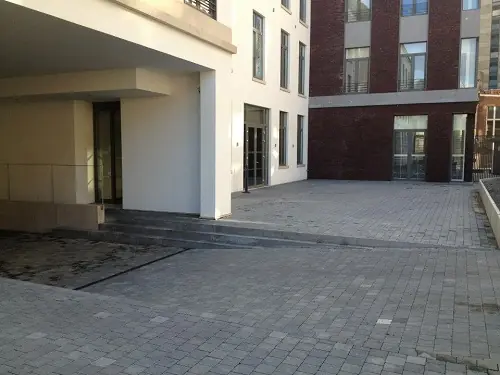 Voortuin met verharding in kasseien