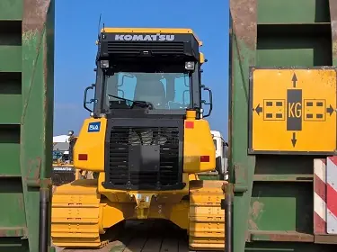 Komatsu bulldozer op een dieplader