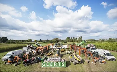 Volledig machinepark van Geerts Tuin- en Grondwerken op een rij