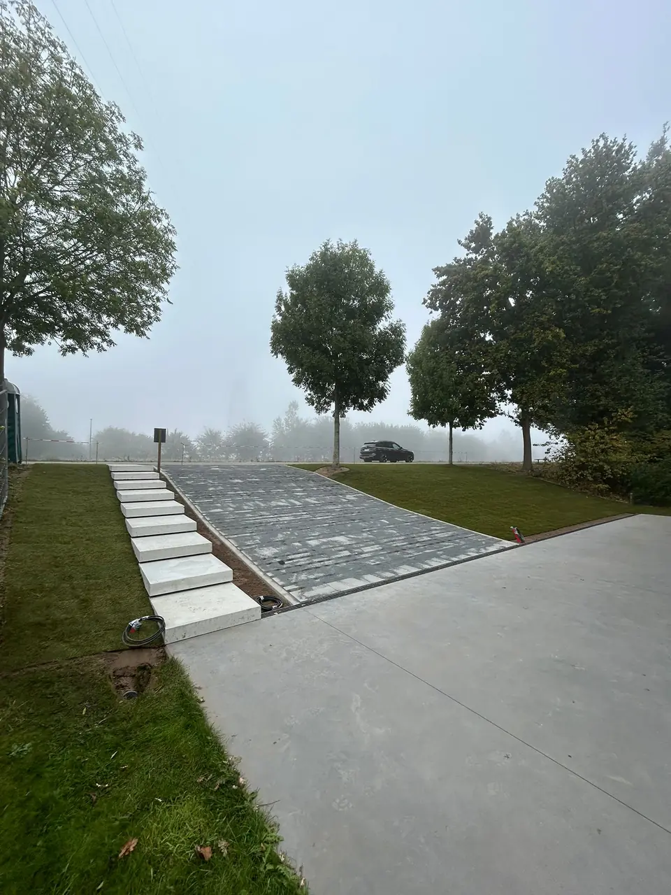 Trappen in eurodals naast de oprit
