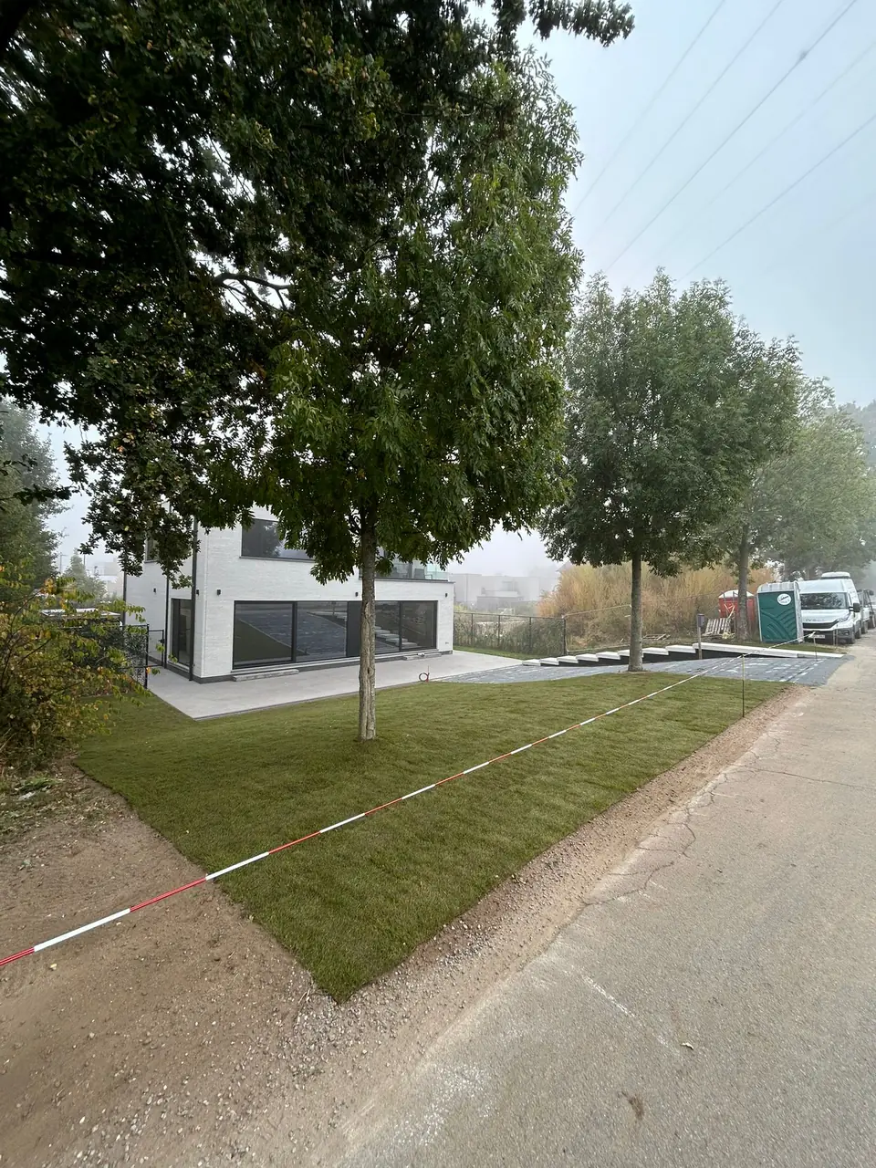 Gazon en pad bij de woning in Mechelen