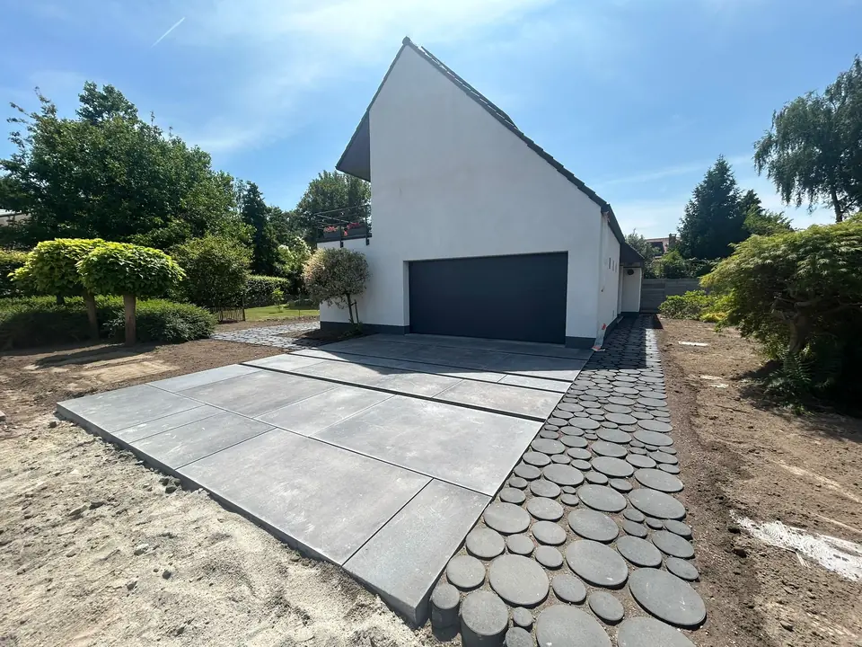 Oprit in eurodals en ingezaaid gazon bij een nieuwbouw in Mechelen