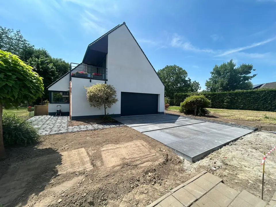 Toegangspad en oprit bij een woning in Mechelen