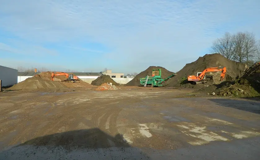 Recyclagecentrum aan de Molenweg in Willebroek met hopen grond en puin
