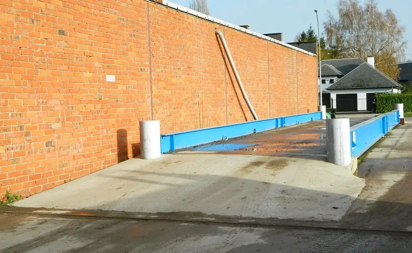 Weegbrug aan de ingang van het recyclagecentrum