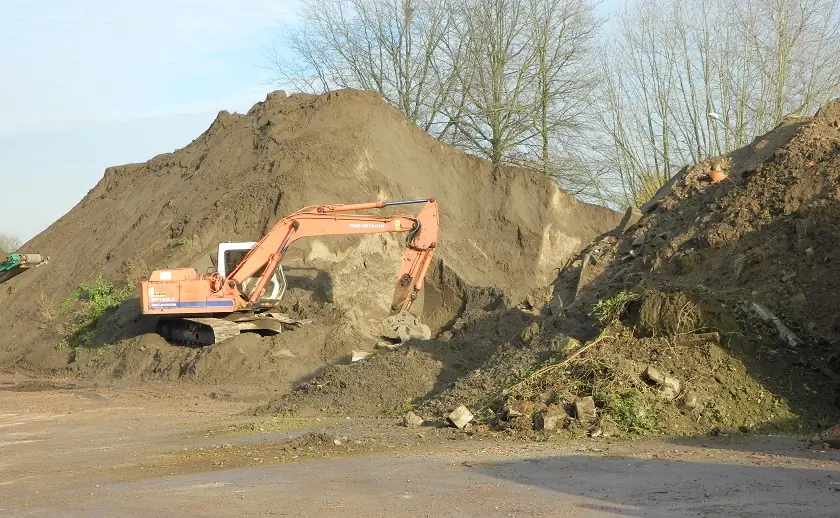 Hopen gezeefde grond in het recyclagecentrum