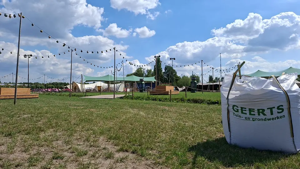 Big bags met materiaal op het terrein van Tomorrowland