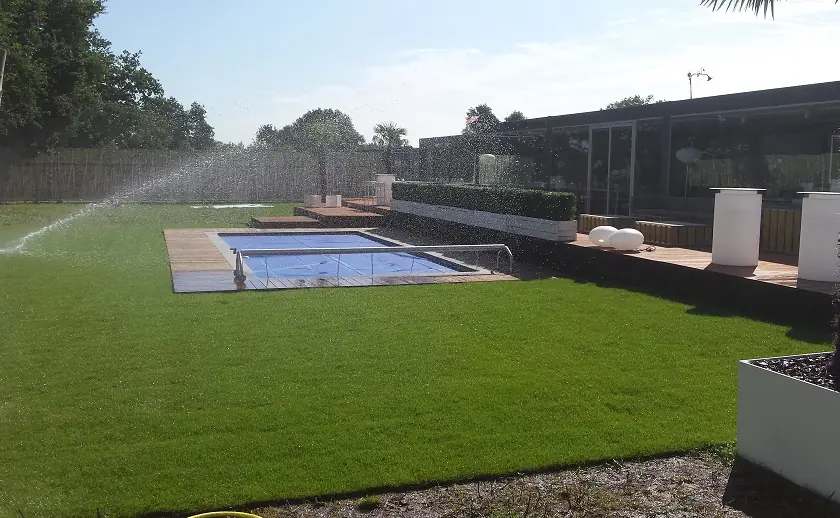 Pas aangelegd gras met beregening op Tomorrowland
