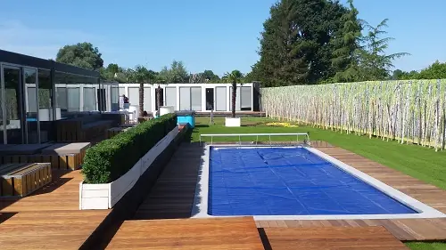 Zwembad met houten terras bij de VIP-verblijven op Tomorrowland