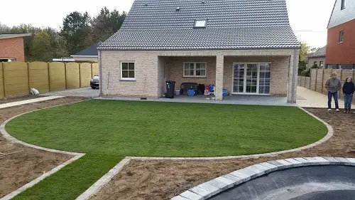 Afgewerkte tuin met vijver en gazon in Bonheiden