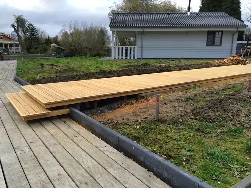 Houten vlonder in Afromosia aan vakantiehuisjes in Puurs