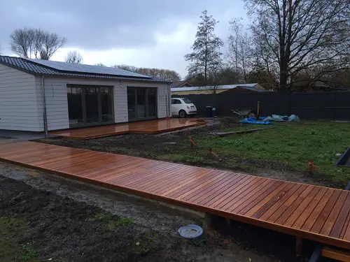 Vlonder langs een vakantiehuisje