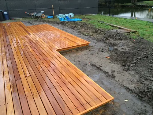 Vlonder in L-vorm aan het water