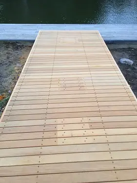 Houten steiger aan het water