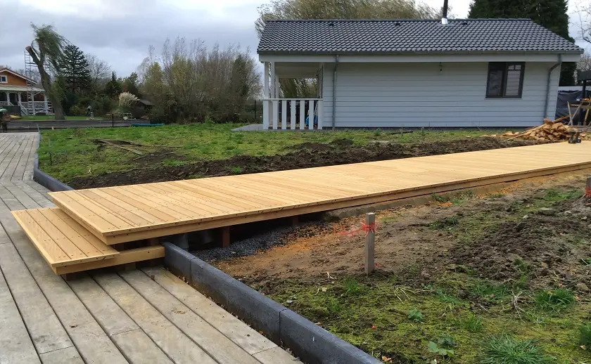 Houten vlonder in aanleg