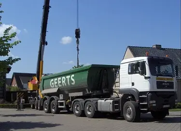 Vrachtwagen van Geerts met kraan