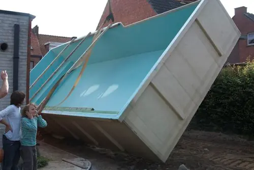 Zwembadkuip boven de tuin