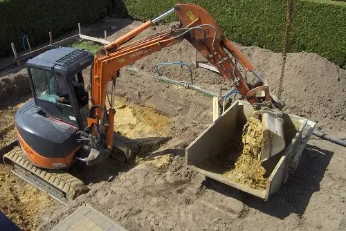 Uitgraving voor het zwembad met een minigraver