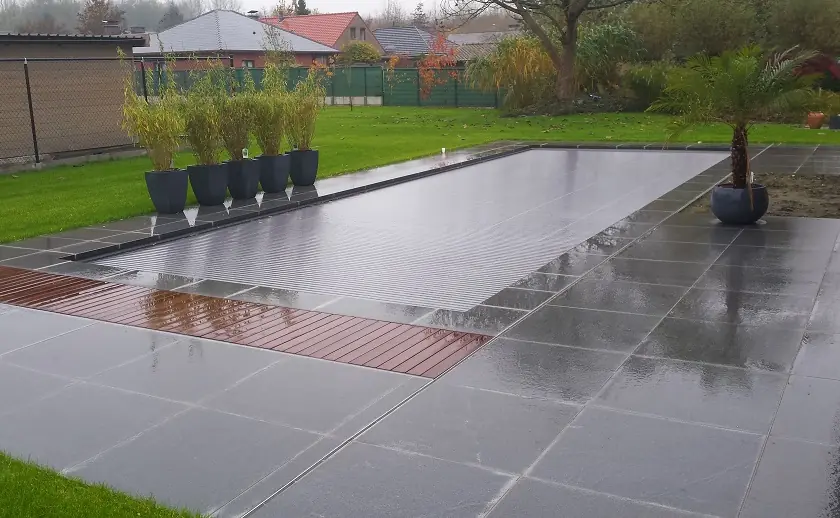 Zwembad met terras in grote tegels in Willebroek
