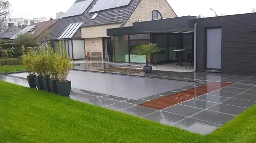 Zwembad met terras en gazon bij een woning in Willebroek